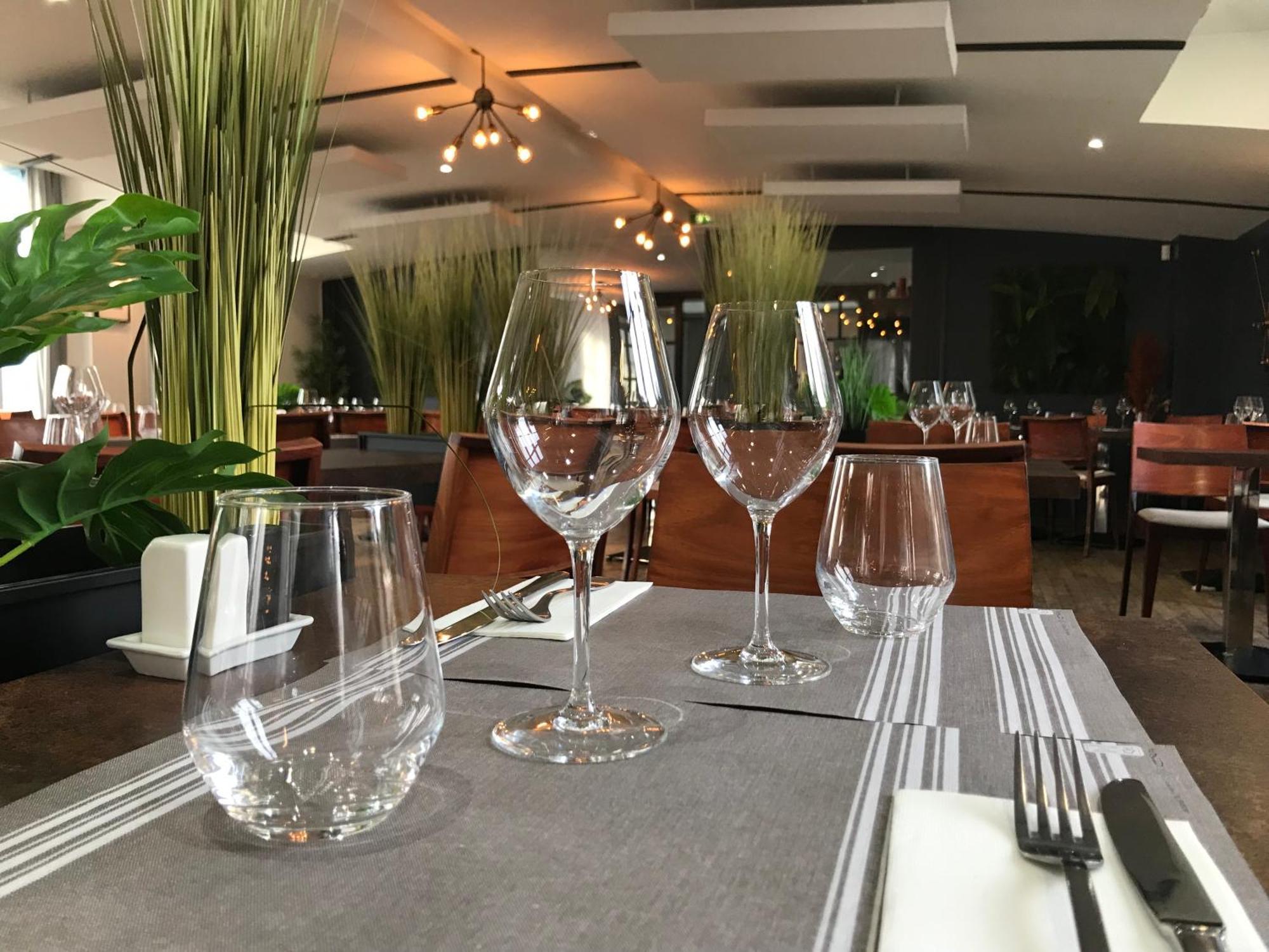 Logis Hotel & Restaurant - Les Bords De Seine La Roche-Guyon Eksteriør billede