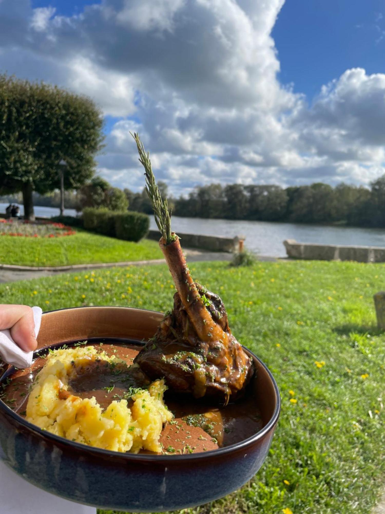 Logis Hotel & Restaurant - Les Bords De Seine La Roche-Guyon Eksteriør billede