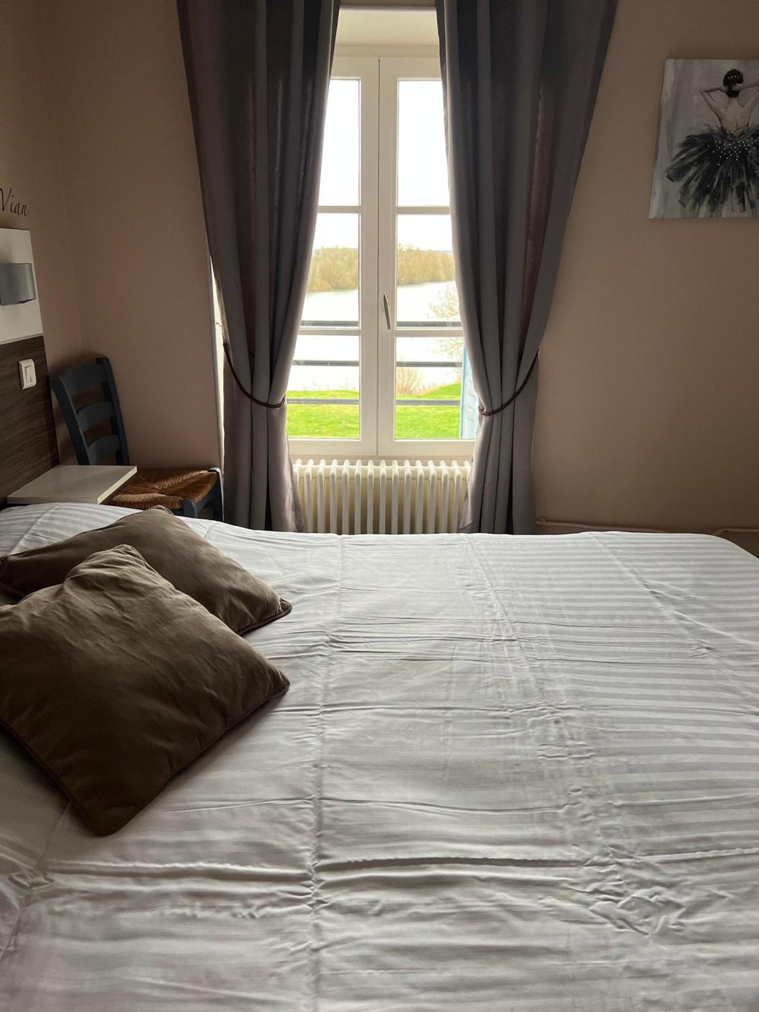 Logis Hotel & Restaurant - Les Bords De Seine La Roche-Guyon Eksteriør billede