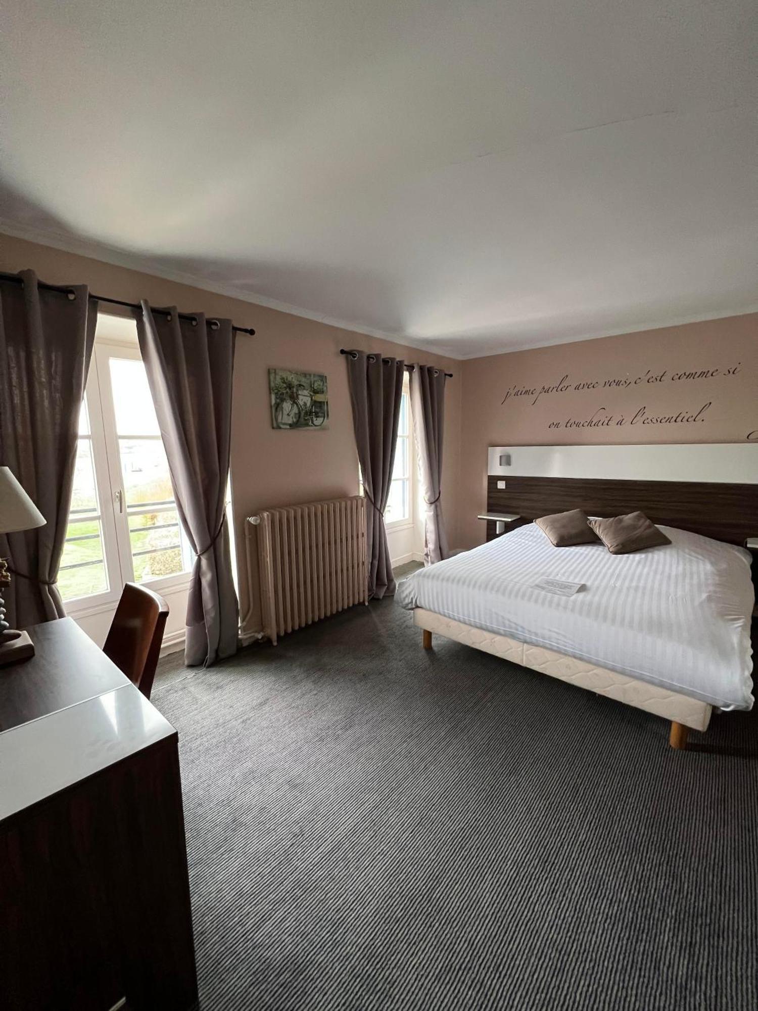 Logis Hotel & Restaurant - Les Bords De Seine La Roche-Guyon Eksteriør billede