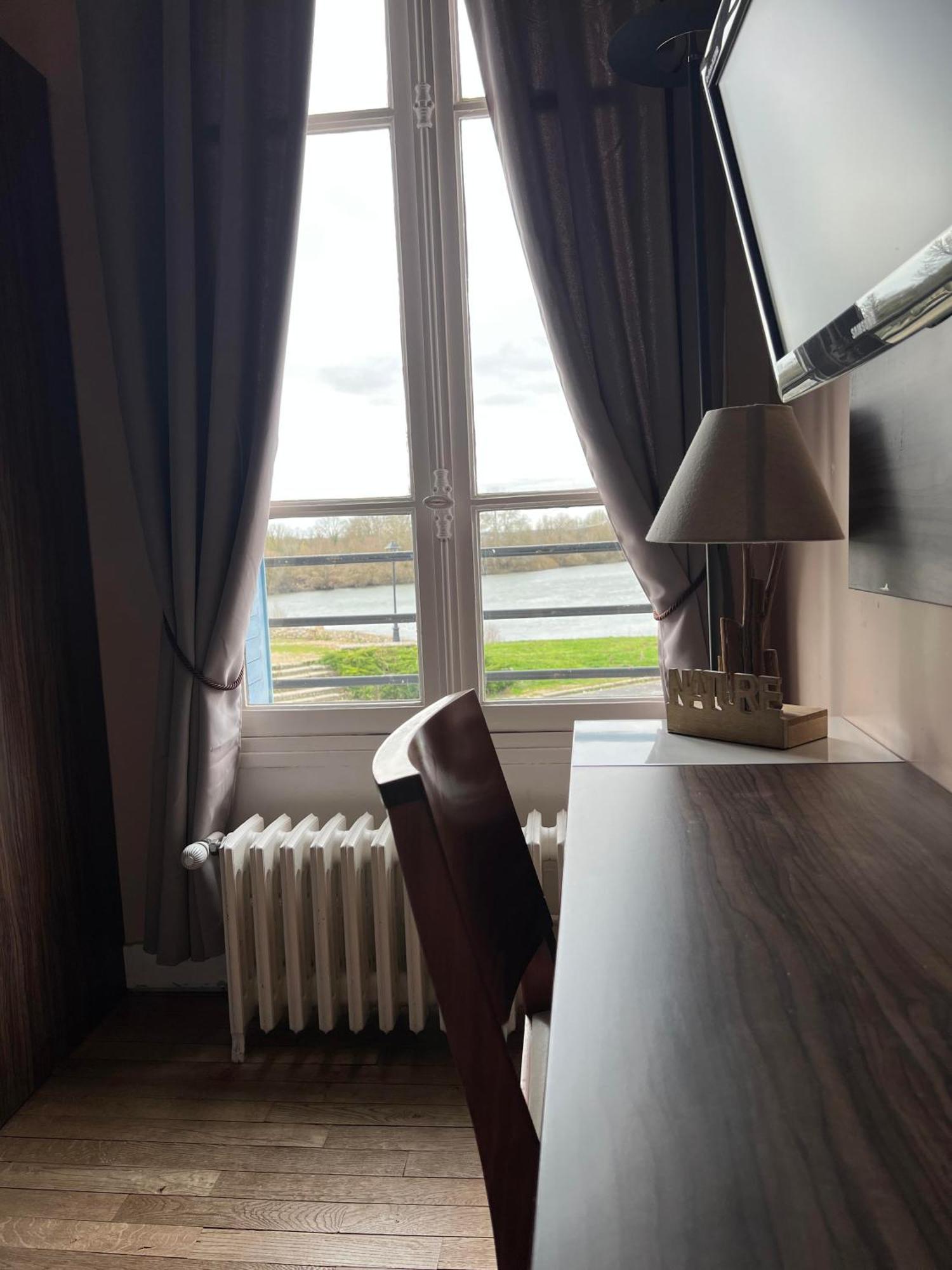 Logis Hotel & Restaurant - Les Bords De Seine La Roche-Guyon Eksteriør billede