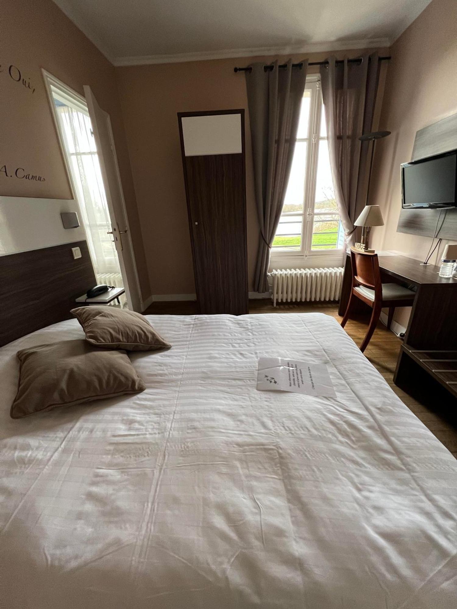 Logis Hotel & Restaurant - Les Bords De Seine La Roche-Guyon Eksteriør billede