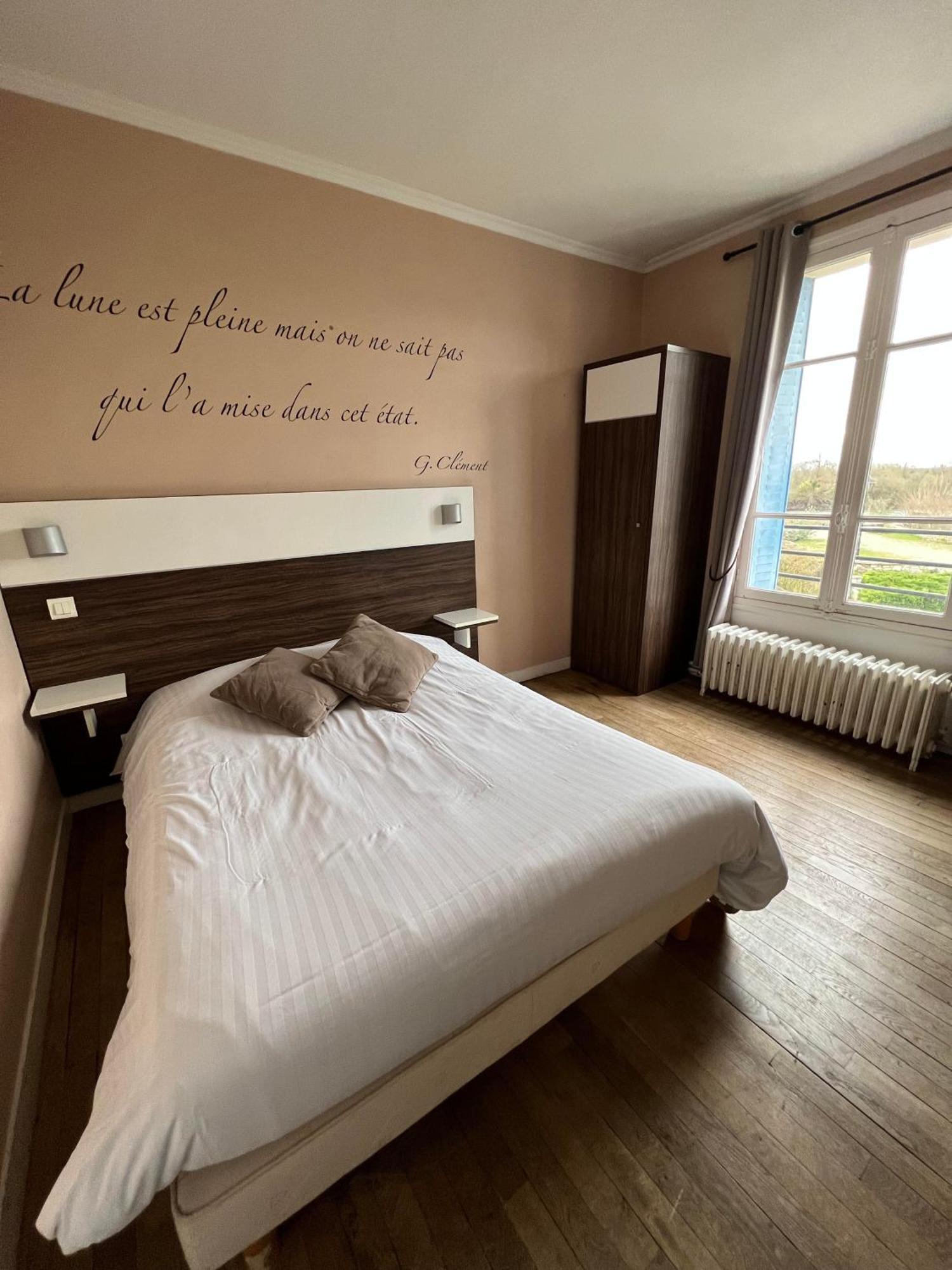 Logis Hotel & Restaurant - Les Bords De Seine La Roche-Guyon Eksteriør billede