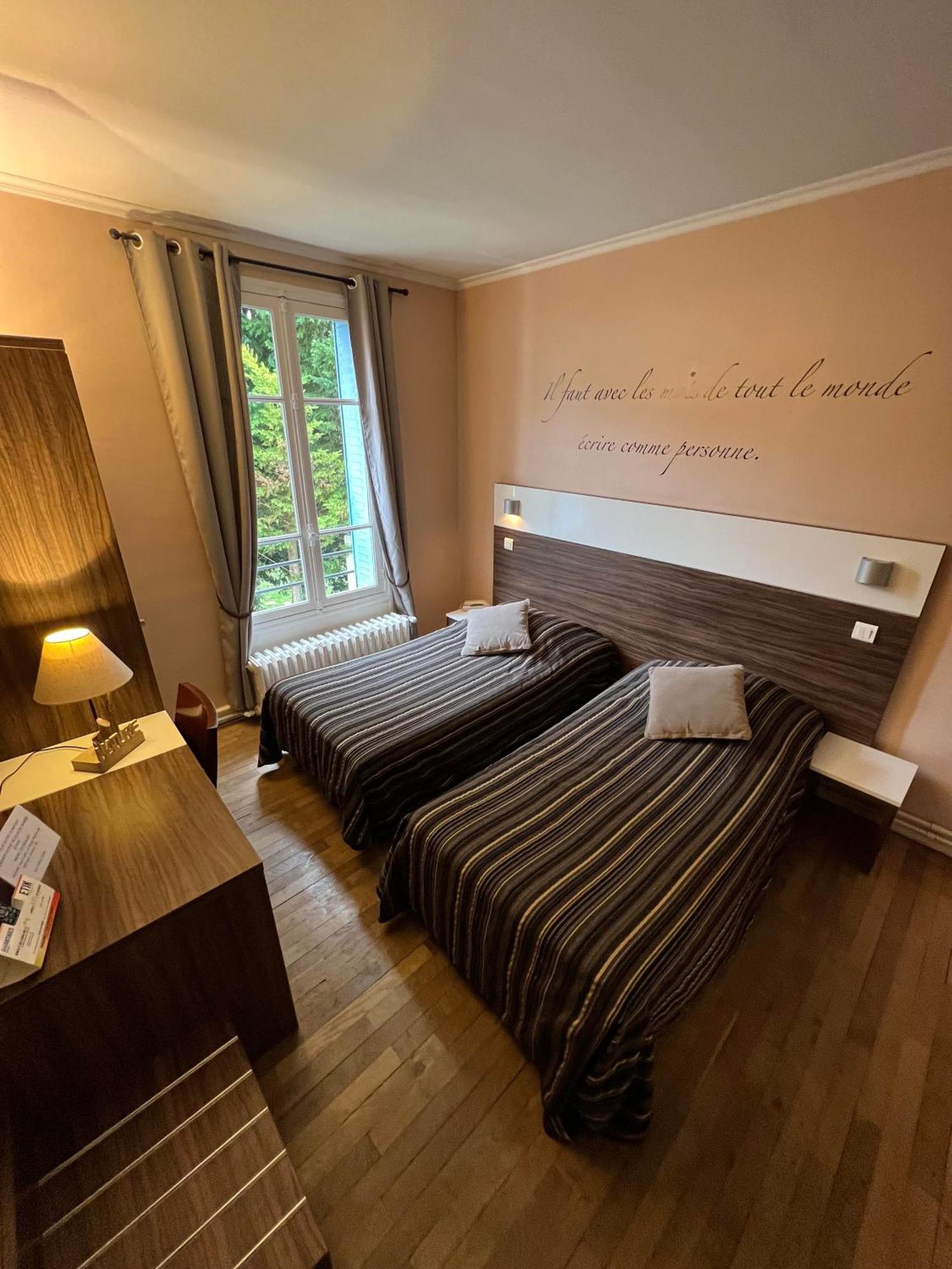 Logis Hotel & Restaurant - Les Bords De Seine La Roche-Guyon Eksteriør billede