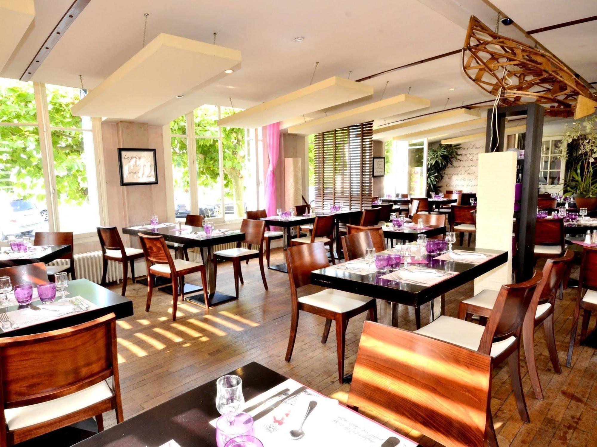 Logis Hotel & Restaurant - Les Bords De Seine La Roche-Guyon Eksteriør billede