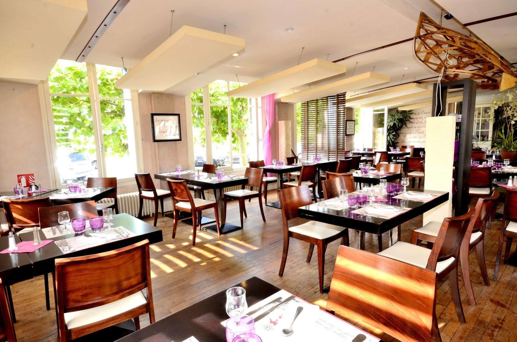 Logis Hotel & Restaurant - Les Bords De Seine La Roche-Guyon Eksteriør billede